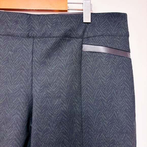 MELANIE LYNE Green and black animal print stretch pants - Picture 7 of 8